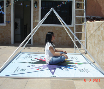 Piramide Energetica Chica Meditando